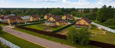 uborka-kottedzha-v-posyolke-tirol-kliningovoj-kompaniej