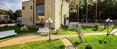 uborka-v-kottedzhnom-poselke-kruzheva-kliningovoy-kompaniey
