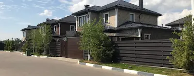 uborka-v-kottedzhnom-poselke-parus-kliningovoy-kompaniey